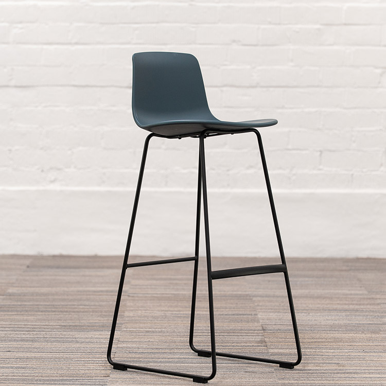 ENEA Lottus High Sledge Tabouret de bar design Lievore Altherr Molina - plastique bleu foncé / acier noir piètement traîneau – Image 12