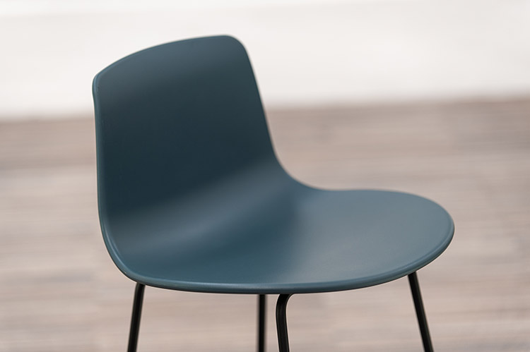 ENEA Lottus High Sledge Tabouret de bar design Lievore Altherr Molina - plastique bleu foncé / acier noir piètement traîneau – Image 13