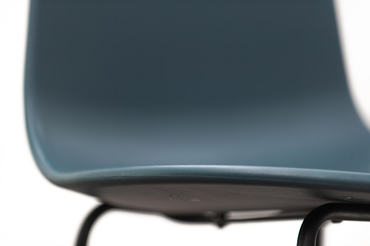 ENEA Lottus High Sledge Tabouret de bar design Lievore Altherr Molina - plastique bleu foncé / acier noir piètement traîneau – Image 17