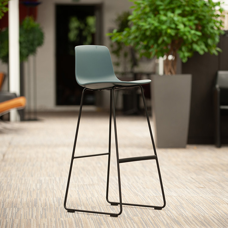 ENEA Lottus High Sledge Tabouret de bar design Lievore Altherr Molina - plastique bleu foncé / acier noir piètement traîneau – Image 19