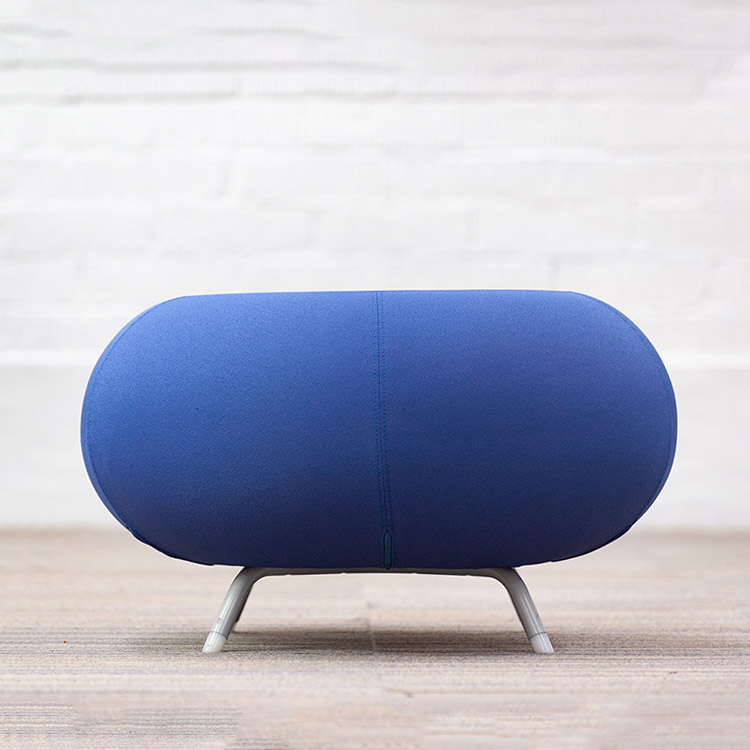ALLERMUIR Pebble A620 Scalloped Stool Poef B68xL68xH43 - blauw stof / grijs metaal vierpoot