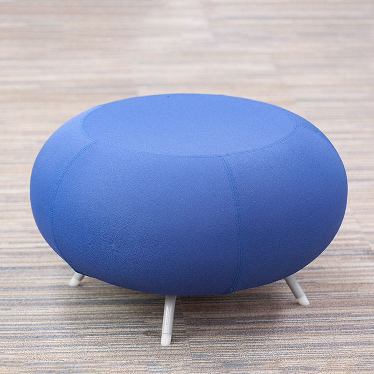 ALLERMUIR Pebble A620 Scalloped Stool Poef B68xL68xH43 - blauw stof / grijs metaal vierpoot - Afbeelding 2