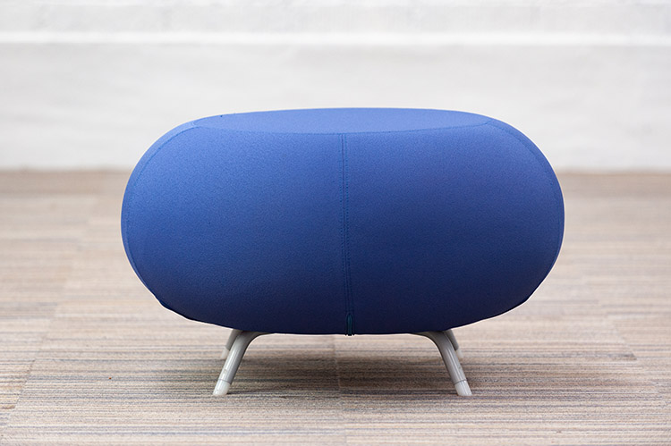 ALLERMUIR Pebble A620 Scalloped Stool Poef B68xL68xH43 - blauw stof / grijs metaal vierpoot - Afbeelding 3