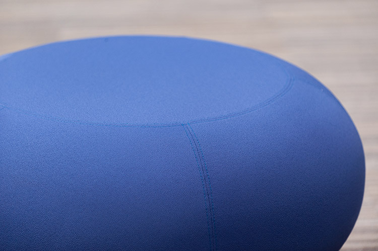 ALLERMUIR Pebble A620 Scalloped Stool Poef B68xL68xH43 - blauw stof / grijs metaal vierpoot - Afbeelding 5