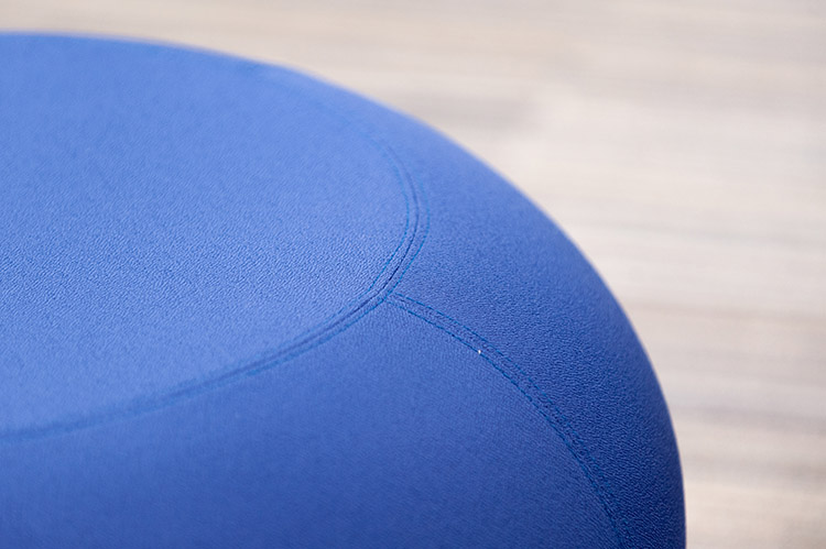 ALLERMUIR Pebble A620 Scalloped Stool Poef B68xL68xH43 - blauw stof / grijs metaal vierpoot - Afbeelding 6
