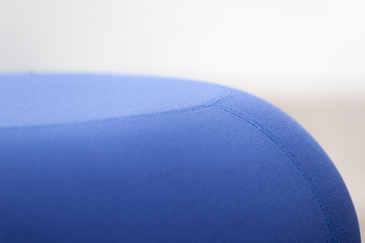 ALLERMUIR Pebble A620 Scalloped Stool Poef B68xL68xH43 - blauw stof / grijs metaal vierpoot - Afbeelding 7