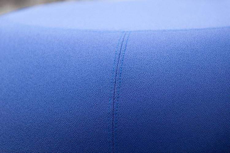 ALLERMUIR Pebble A620 Scalloped Stool Poef B68xL68xH43 - blauw stof / grijs metaal vierpoot - Afbeelding 8
