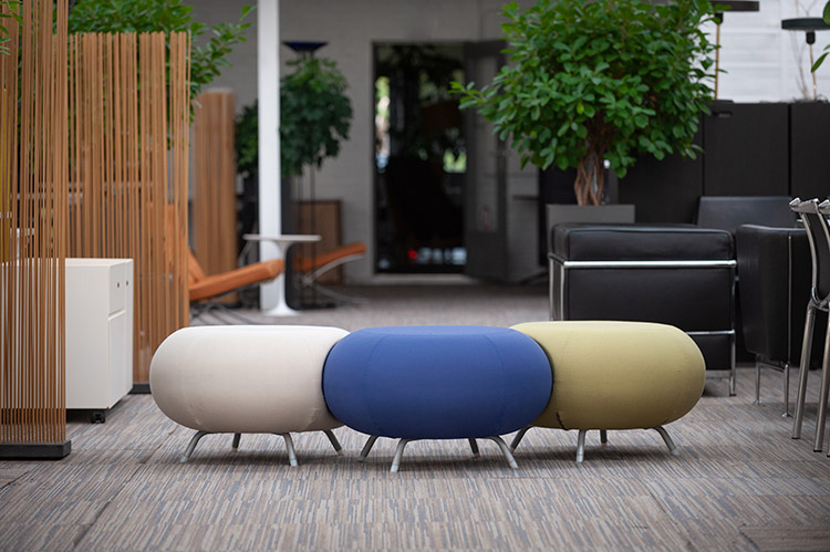 ALLERMUIR Pebble A620 Scalloped Stool Poef B68xL68xH43 - blauw stof / grijs metaal vierpoot - Afbeelding 12