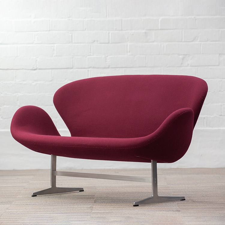 FRITZ HANSEN Swan Sofa Settee 2-Seater Bench design Arne Jacobsen B143xD63xH77 - burgundy fabric / grey metal - Image 2