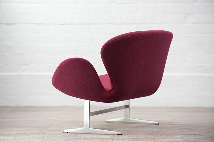 FRITZ HANSEN Swan Sofa Settee 2-Seater Bench design Arne Jacobsen B143xD63xH77 - burgundy fabric / grey metal - Image 4