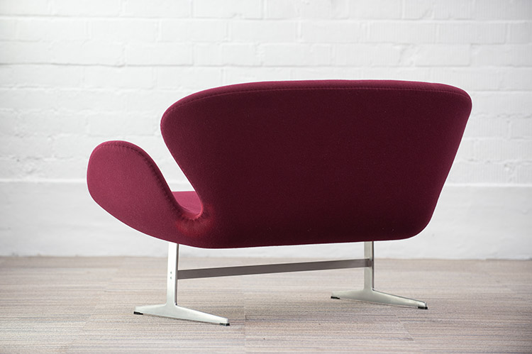 FRITZ HANSEN Swan Sofa Settee 2-Seater Bench design Arne Jacobsen B143xD63xH77 - burgundy fabric / grey metal - Image 5