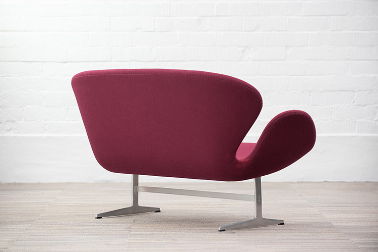 FRITZ HANSEN Swan Sofa Settee 2-Seater Bench design Arne Jacobsen B143xD63xH77 - burgundy fabric / grey metal - Image 7