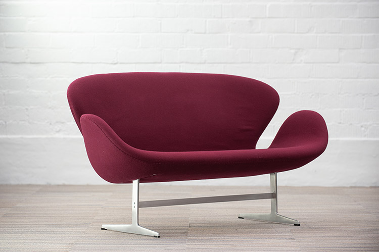 FRITZ HANSEN Swan Sofa Settee 2-Seater Bench design Arne Jacobsen B143xD63xH77 - burgundy fabric / grey metal - Image 9