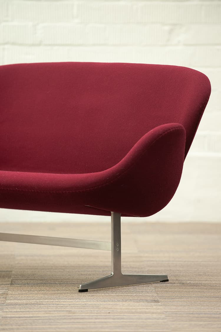 FRITZ HANSEN Swan Sofa Settee 2-Seater Bench design Arne Jacobsen B143xD63xH77 - burgundy fabric / grey metal - Image 14
