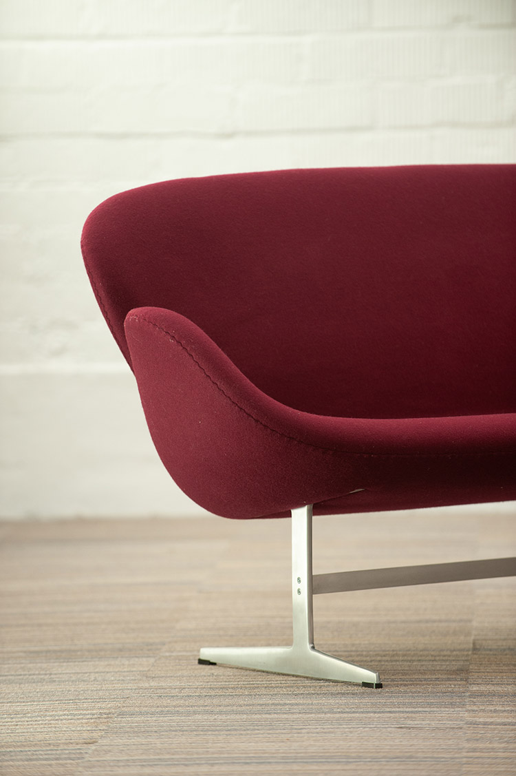 FRITZ HANSEN Swan Sofa Settee 2-Seater Bench design Arne Jacobsen B143xD63xH77 - burgundy fabric / grey metal - Image 18