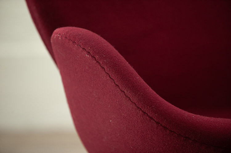 FRITZ HANSEN Swan Sofa Settee 2-Seater Bench design Arne Jacobsen B143xD63xH77 - burgundy fabric / grey metal - Image 22