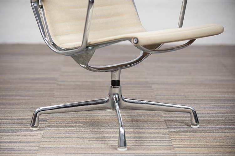 HERMAN MILLER EA116 Fauteuil de direction vintage années 1970 design Charles and Ray Eames - tissu beige / chrome base étoile – Image 14
