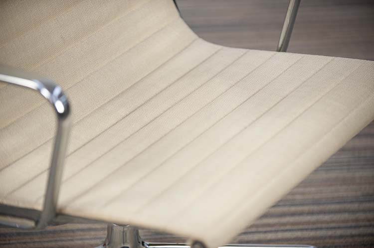 HERMAN MILLER EA116 Fauteuil de direction vintage années 1970 design Charles and Ray Eames - tissu beige / chrome base étoile – Image 17