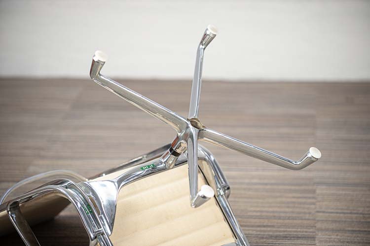 HERMAN MILLER EA116 Fauteuil de direction vintage années 1970 design Charles and Ray Eames - tissu beige / chrome base étoile – Image 25