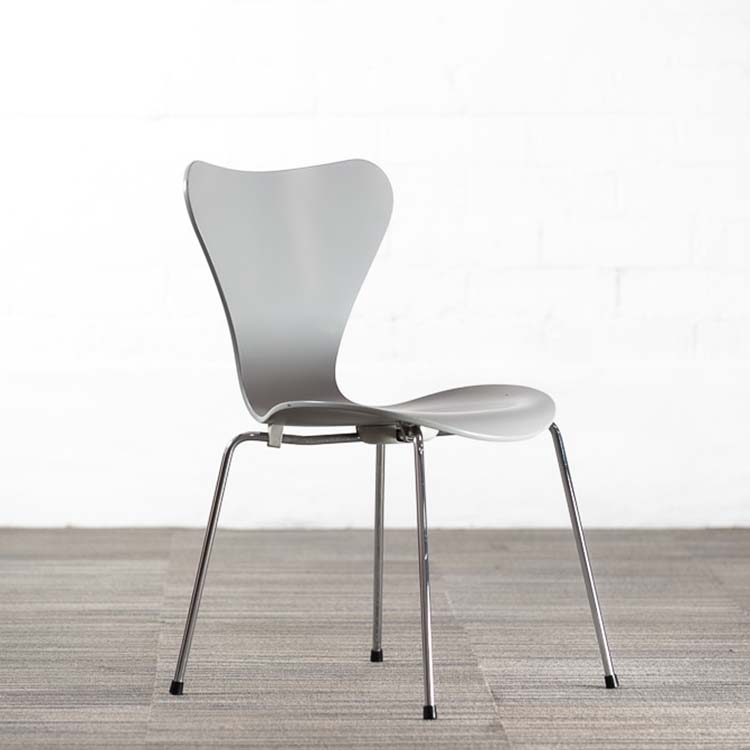 FRITZ HANSEN Series 7 Reception Chair design Arne Jacobsen stackable - gray wood / chrome four-leg - Image 13