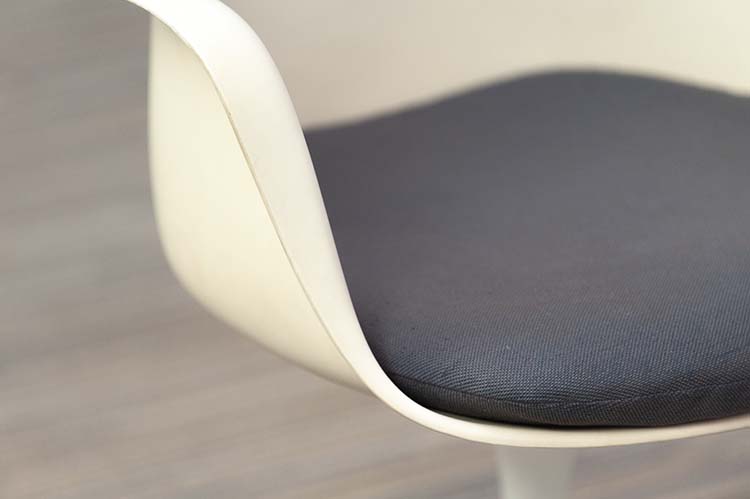 KNOLL Tulip Armchair vintage Chaise de réunion original années 1960 design Eero Saarinen - plastique blanc / tissu bleu / métal blanc plaque de base – Image 14