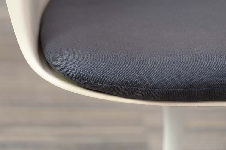 KNOLL Tulip Armchair vintage Chaise de réunion original années 1960 design Eero Saarinen - plastique blanc / tissu bleu / métal blanc plaque de base – Image 16