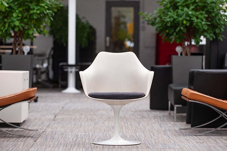 KNOLL Tulip Armchair vintage Chaise de réunion original années 1960 design Eero Saarinen - plastique blanc / tissu bleu / métal blanc plaque de base – Image 20