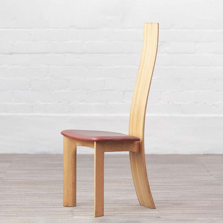 ROB & DRIES VAN DEN BERGHE Dining chairs Vergaderstoel design Rob & Dries Van den Berghe - donkerrood leder / hout driepoot - Afbeelding 4