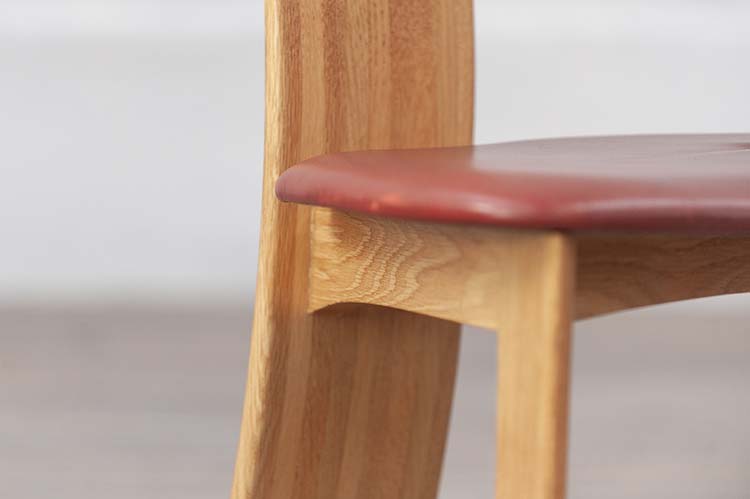 ROB & DRIES VAN DEN BERGHE Dining chairs Vergaderstoel design Rob & Dries Van den Berghe - donkerrood leder / hout driepoot - Afbeelding 13