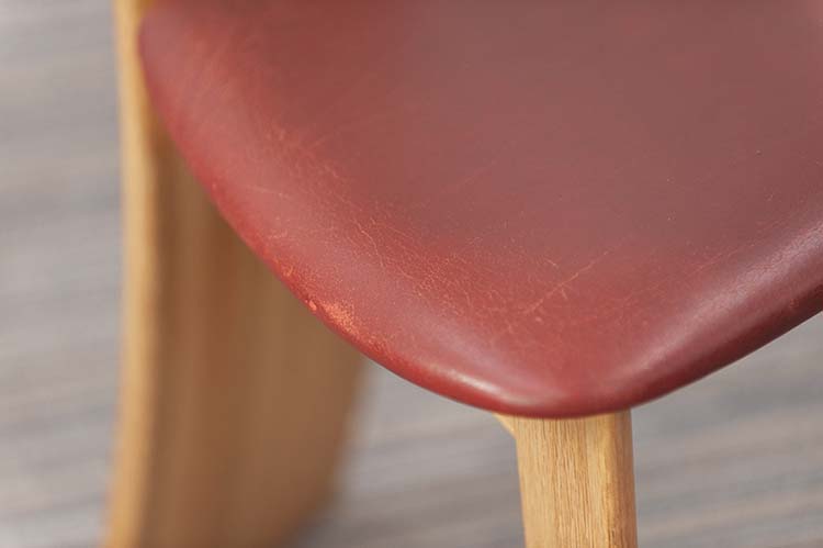 ROB & DRIES VAN DEN BERGHE Dining chairs Vergaderstoel design Rob & Dries Van den Berghe - donkerrood leder / hout driepoot - Afbeelding 18