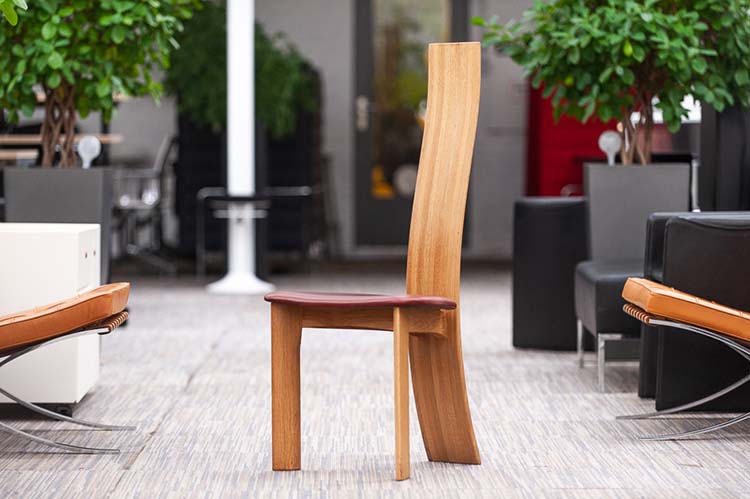 ROB & DRIES VAN DEN BERGHE Dining chairs Vergaderstoel design Rob & Dries Van den Berghe - donkerrood leder / hout driepoot - Afbeelding 25