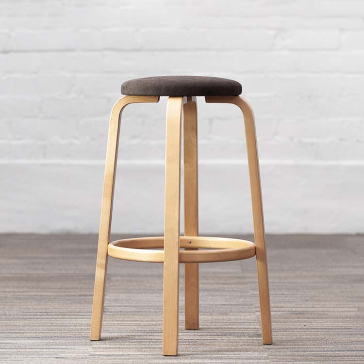ARTEK Bar Stool 64 Tabouret de bar retapissé design Alvar Aalto - tissu marron / bois clair quatre pieds – Image 4