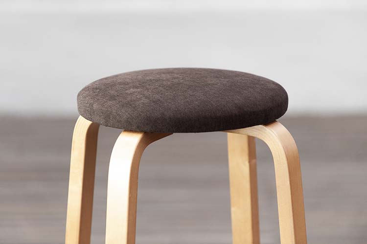 ARTEK Bar Stool 64 Tabouret de bar retapissé design Alvar Aalto - tissu marron / bois clair quatre pieds – Image 5
