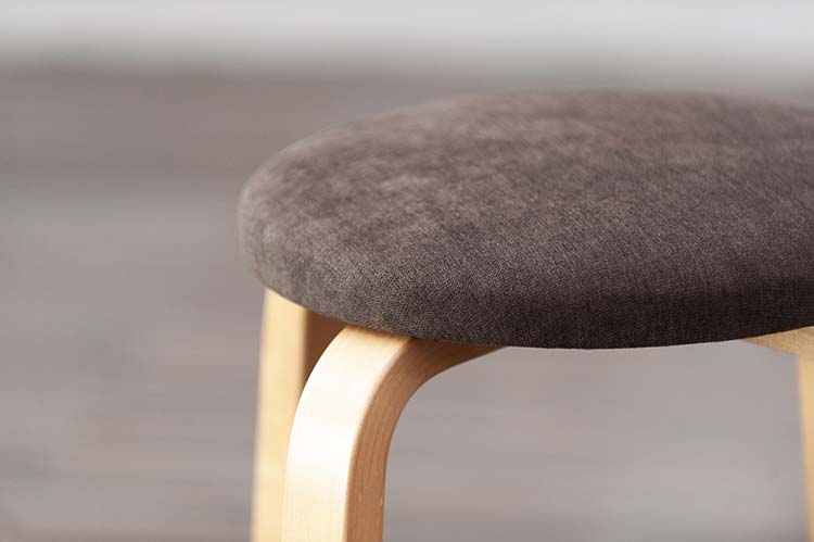 ARTEK Bar Stool 64 Tabouret de bar retapissé design Alvar Aalto - tissu marron / bois clair quatre pieds – Image 6