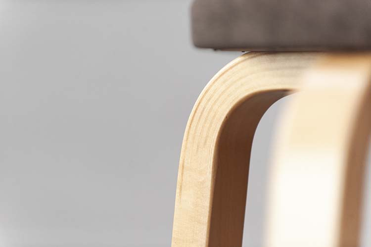 ARTEK Bar Stool 64 Tabouret de bar retapissé design Alvar Aalto - tissu marron / bois clair quatre pieds – Image 9