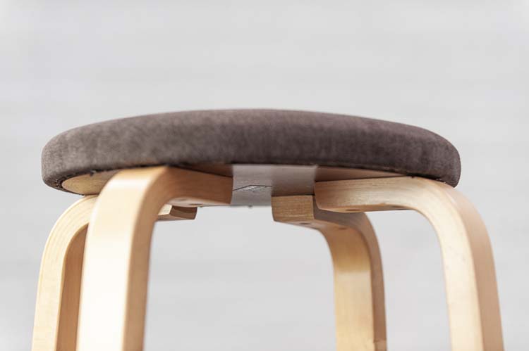 ARTEK Bar Stool 64 Tabouret de bar retapissé design Alvar Aalto - tissu marron / bois clair quatre pieds – Image 10