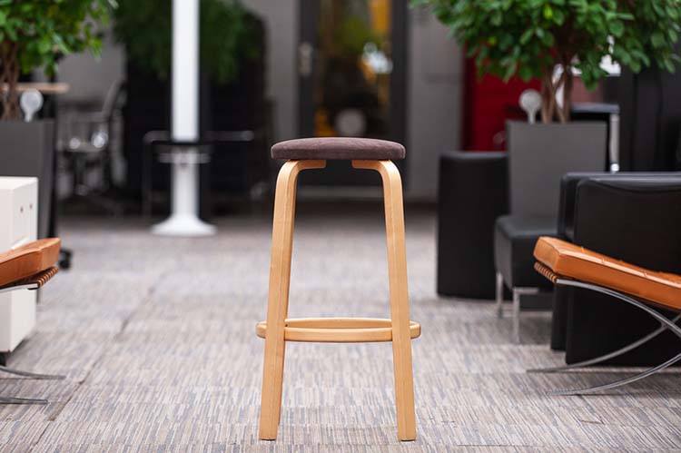 ARTEK Bar Stool 64 Tabouret de bar retapissé design Alvar Aalto - tissu marron / bois clair quatre pieds – Image 12