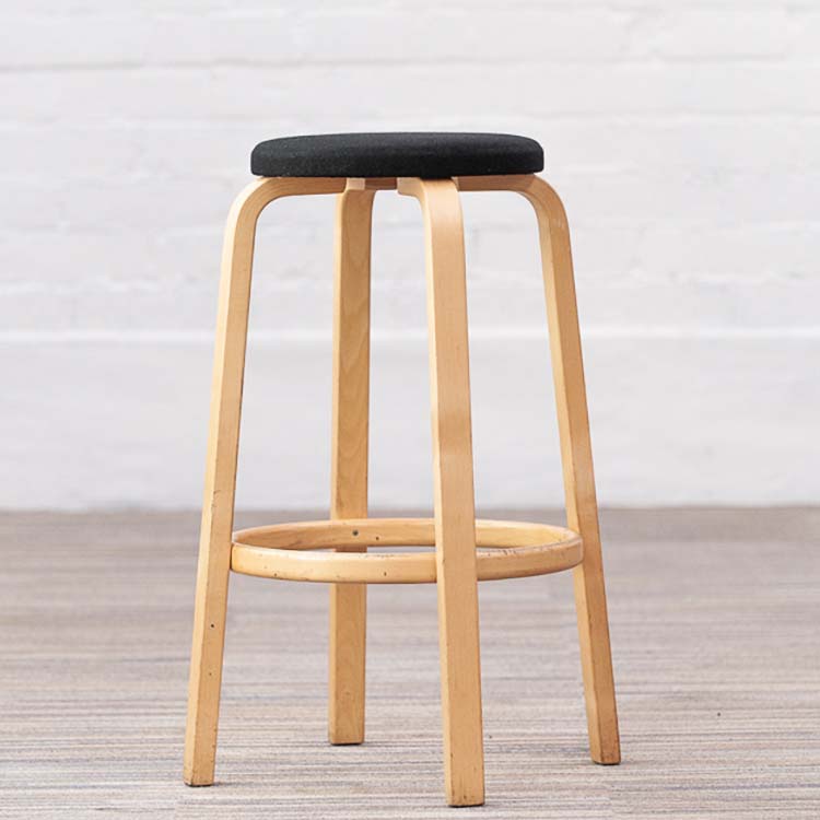 ARTEK Bar Stool 64 Tabouret de bar design Alvar Aalto empilable - tissu noir / bois clair quatre pieds – Image 2