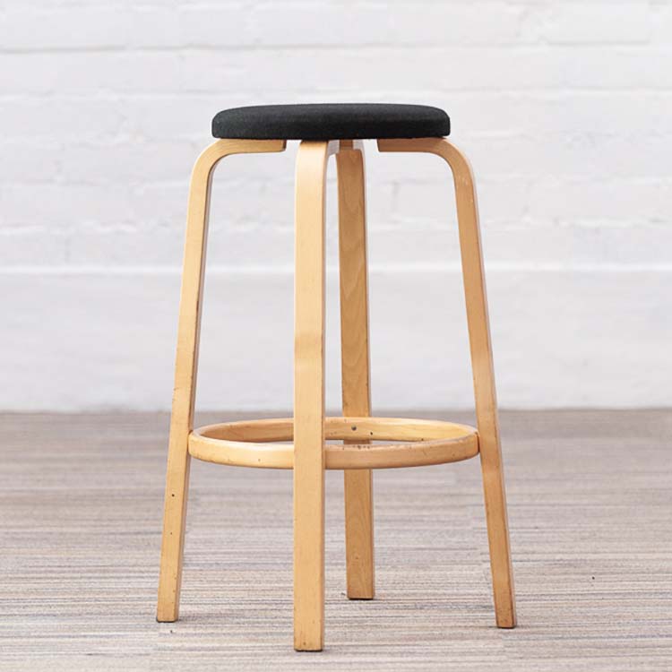 ARTEK Bar Stool 64 Tabouret de bar design Alvar Aalto empilable - tissu noir / bois clair quatre pieds – Image 3