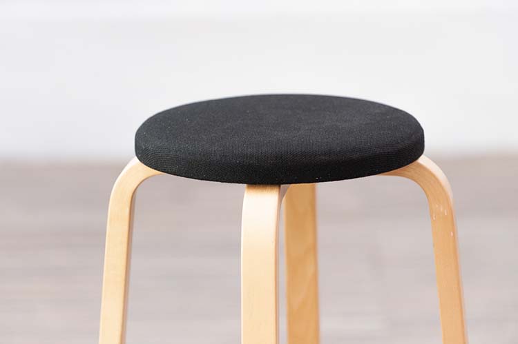 ARTEK Bar Stool 64 Tabouret de bar design Alvar Aalto empilable - tissu noir / bois clair quatre pieds – Image 4