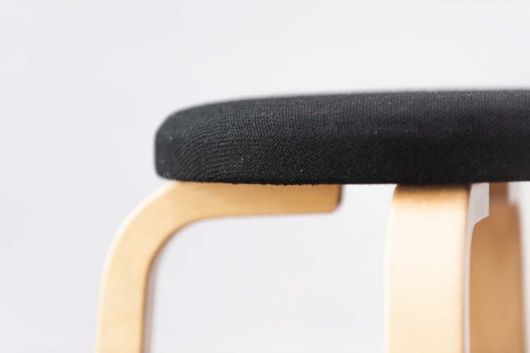 ARTEK Bar Stool 64 Tabouret de bar design Alvar Aalto empilable - tissu noir / bois clair quatre pieds – Image 5