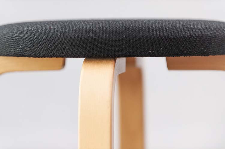 ARTEK Bar Stool 64 Tabouret de bar design Alvar Aalto empilable - tissu noir / bois clair quatre pieds – Image 6
