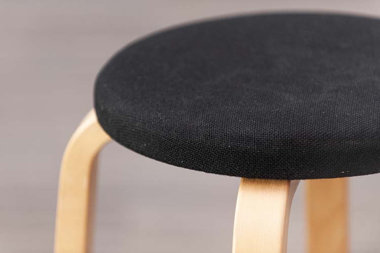 ARTEK Bar Stool 64 Tabouret de bar design Alvar Aalto empilable - tissu noir / bois clair quatre pieds – Image 7