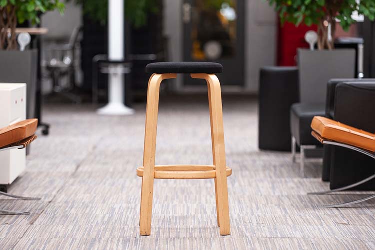 ARTEK Bar Stool 64 Tabouret de bar design Alvar Aalto empilable - tissu noir / bois clair quatre pieds – Image 10