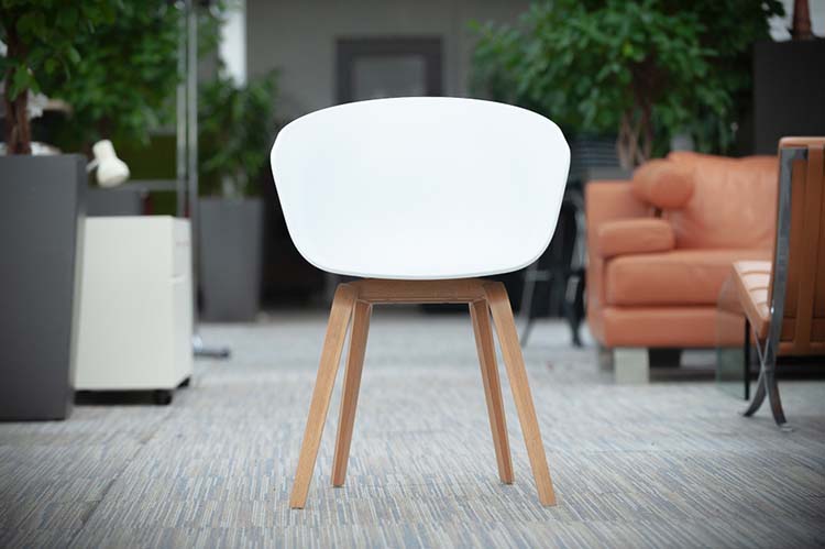 HAY About a Chair AAC22 Ontvangststoel design Hee Welling - wit kunststof / eiken hout vierpoot - Afbeelding 9