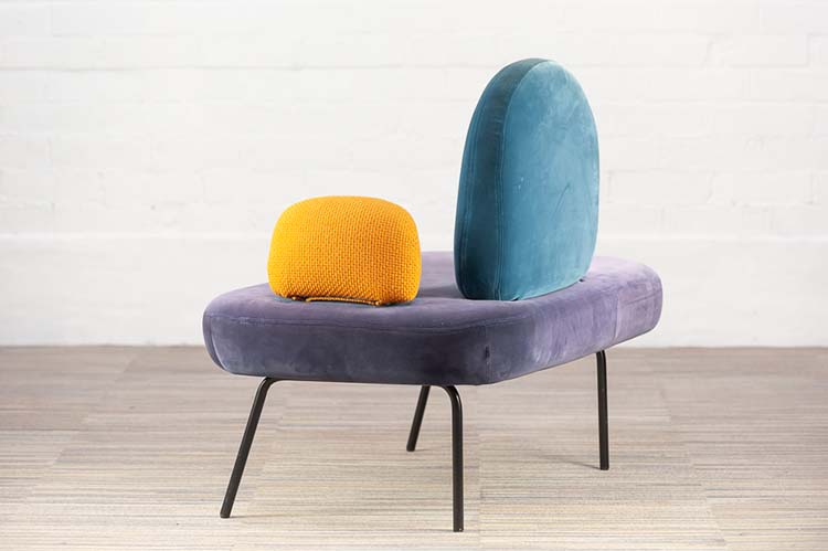 BOLIA Between Banc 2 places design Sara Wright Polmar B117xD74xH96 - tissu en velours indigo / ocre / métal noir quatre pieds – Image 4