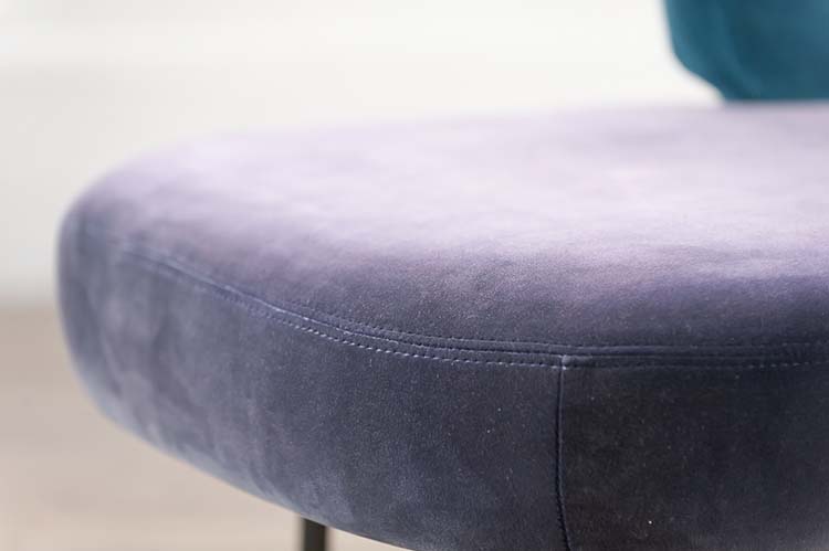 BOLIA Between Banc 2 places design Sara Wright Polmar B117xD74xH96 - tissu en velours indigo / ocre / métal noir quatre pieds – Image 11