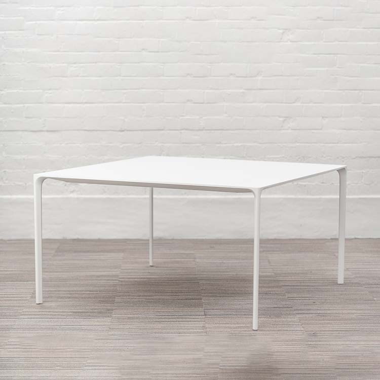ARPER Nuur #0800 Table de réunion design Simon Pengelly B137xD137xH74 - fenix en stratifié blanc / aluminium blanc quatre pieds – Image 2