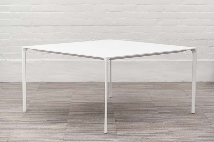 ARPER Nuur #0800 Table de réunion design Simon Pengelly B137xD137xH74 - fenix en stratifié blanc / aluminium blanc quatre pieds – Image 3