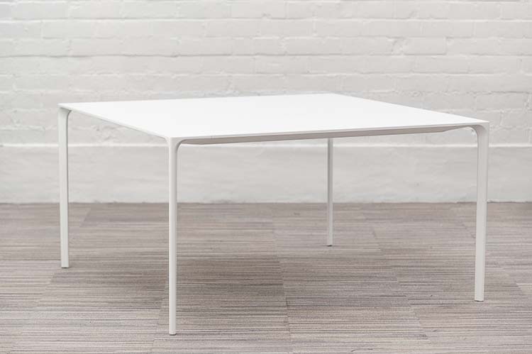 ARPER Nuur #0800 Table de réunion design Simon Pengelly B137xD137xH74 - fenix en stratifié blanc / aluminium blanc quatre pieds – Image 4
